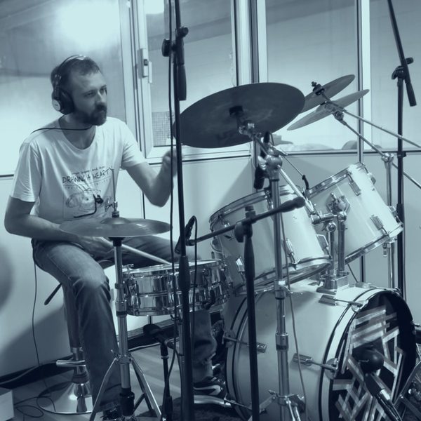 Batterista alla batteria durante una session in studio