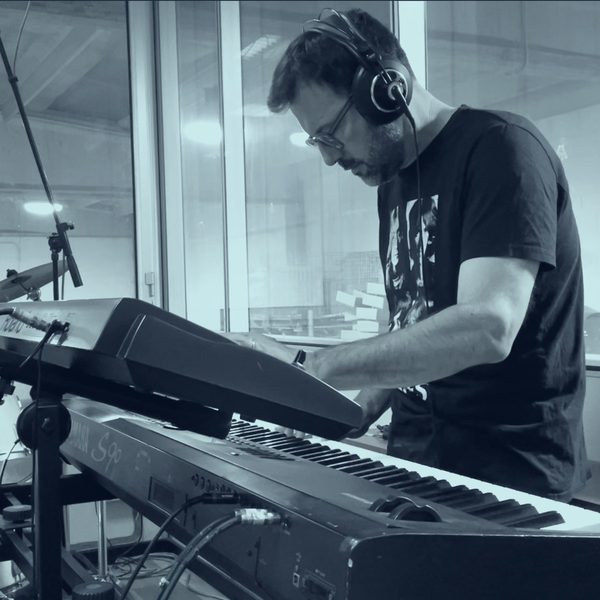 Tastierista alle prese con il piano Yamaha in studio